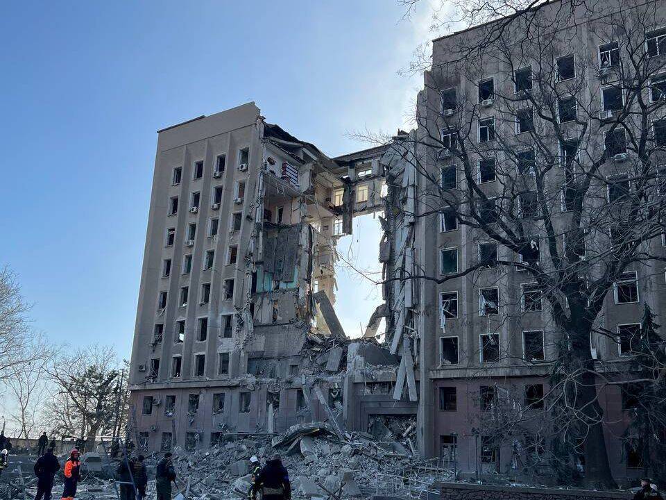 Оккупанты обстреляли здание Николаевской ОГА. Разрушена секция здания с первого по девятый этаж – ГСЧС