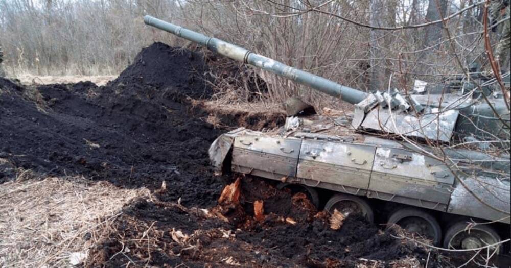 Уже на службе ВСУ: увязшие в грязи танки РФ откопали и передали военным (фото)