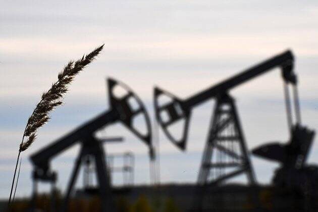 Цены на нефть снижаются на 3% после переговоров России и Украины