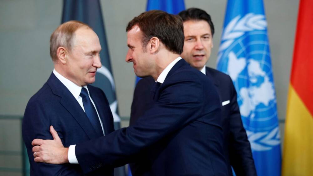 Президенты России и Франции обсудили гуманитарную ситуацию в Мариуполе