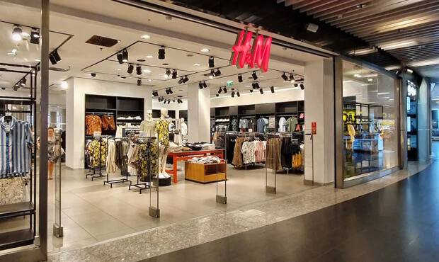 Магазины одежды H&M приостановили работу в России из-за ситуации в Украине