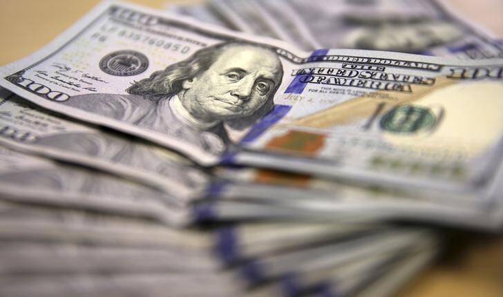 ЦБ РФ установил курс доллара США на сегодня в размере 103,2487 руб., евро - 114,5544 руб.