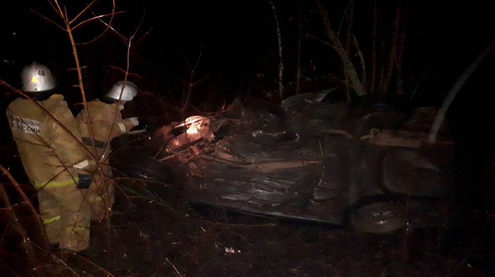Спасатели вытащили раненого водителя из вылетевшей в кювет иномарки в воронежском селе