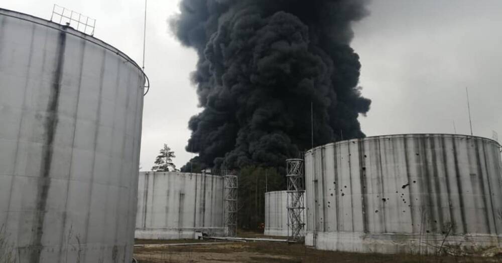 В Чернигове из-за обстрелов загорелась крупная нефтебаза (фото, видео)