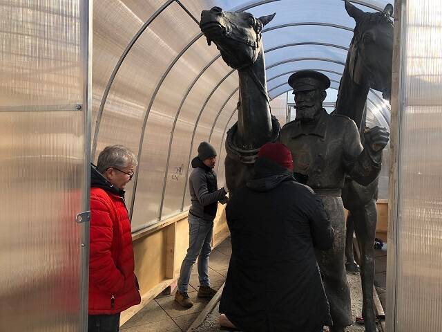 В Санкт-Петербурге спрятали от глаз прохожих знаменитую скульптуру с лошадьми