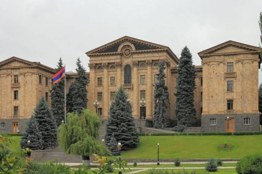 Оппозиция в Армении сорвала выборы президента в первом туре