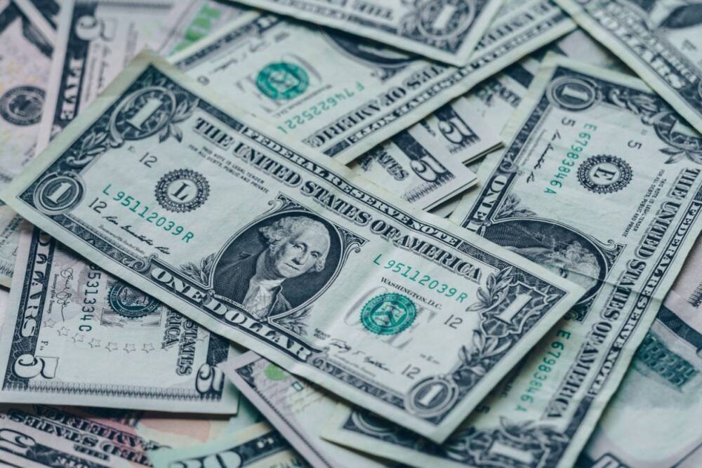 Комиссия на покупку валюты заставила россиян скупать валюту активнее