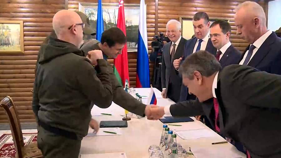 Члены делегаций РФ и Украины перед началом переговоров обменялись рукопожатиями