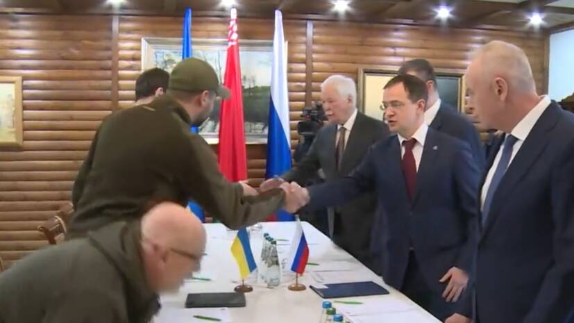 Рукопожатие украинских и российских дипломатов перед вторым раундом переговоров