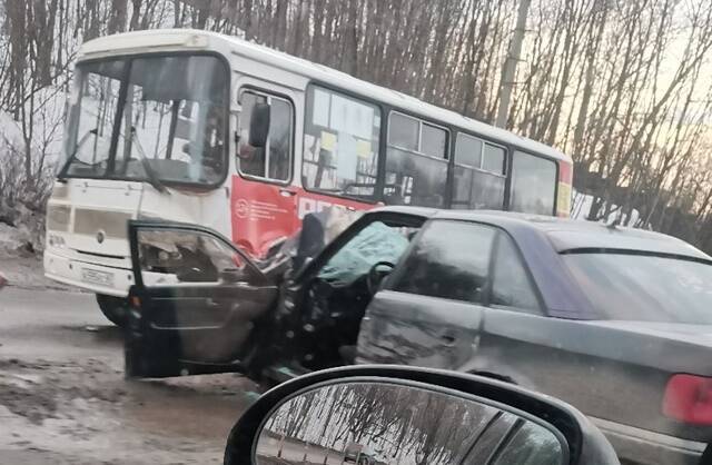 В Смоленске произошло серьезное ДТП в Промышленном районе