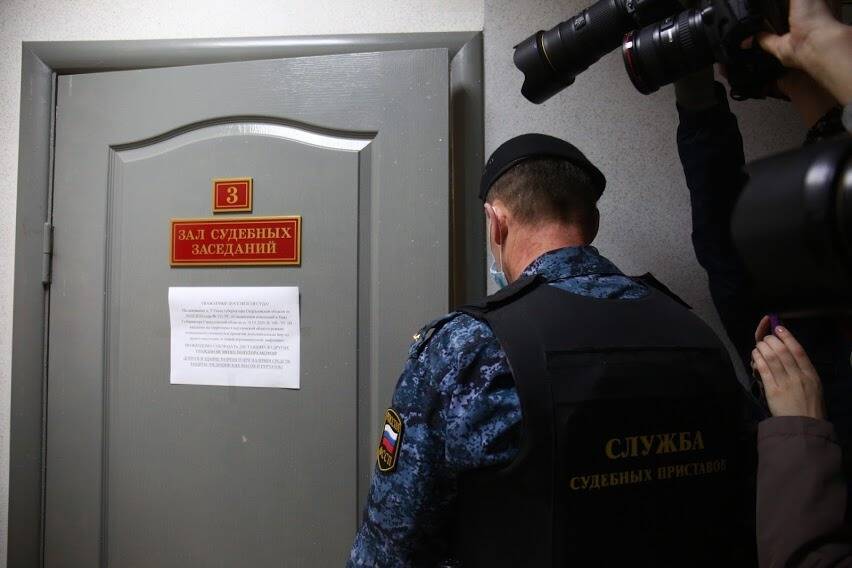 В Петербурге суд отправил под арест журналиста за плакат с цитатой Немцова
