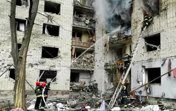 Авиаудар по Чернигову: под завалами нашли 33 погибших