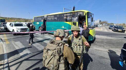 Теракт в Гуш-Эционе: израильтянин тяжело ранен в автобусе, нападавший ликвидирован