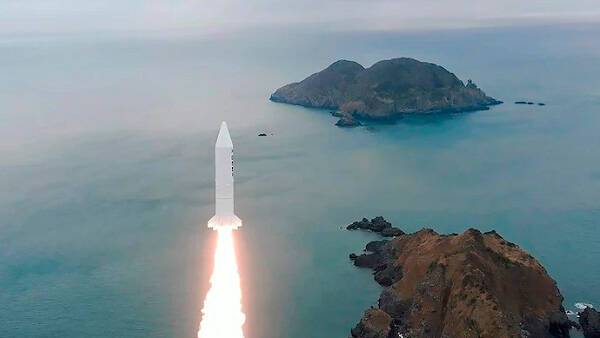 Южная Корея успешно испытала твердотопливную ракету — она сможет быстро выводить спутники на низкую орбиту