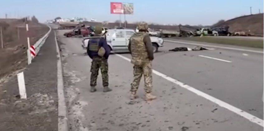 Бутусов показал место расстрела оккупантами гражданских автомобилей вблизи села Малая Рогань — видео
