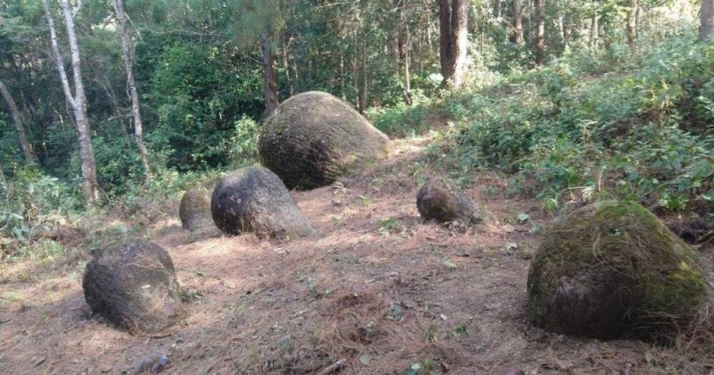В Индии ученые обнаружили загадочные гигантские каменные кувшины: для чего их использовали