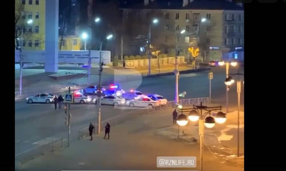 В центре Рязани несколько полицейских автомобилей перекрыли дорогу