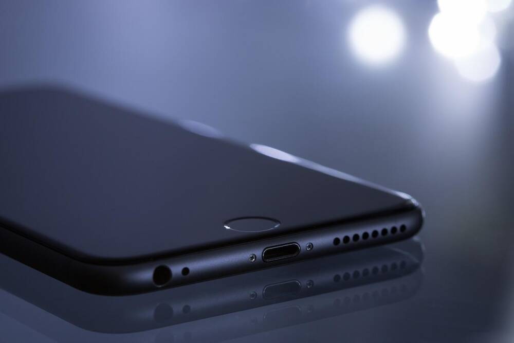 Эксперты оценили риски блокировки телефонов Apple и Android в России из-за санкций