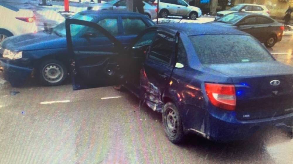 В Воронеже столкнулись Toyota и «Лада»: двое пострадавших
