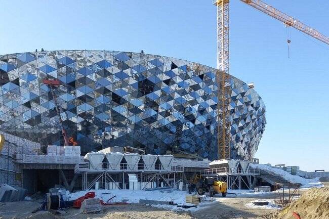 На новой ледовой арене в Новосибирске монтируют инженерные сети