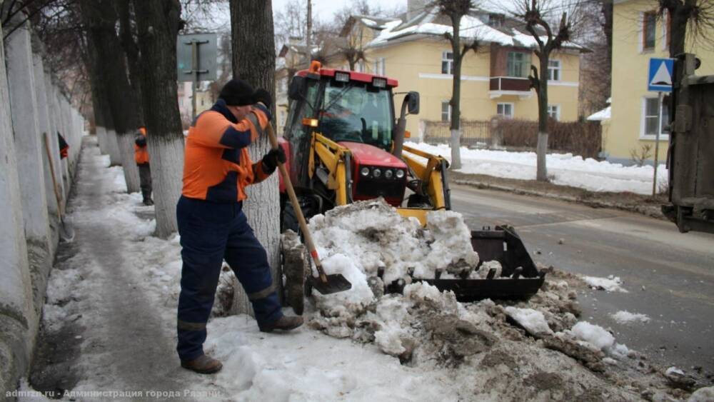 Ночью в Рязани убирали снег и ремонтировали ямы на дорогах