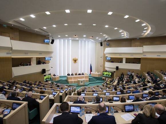 Совет Федерации одобрил закон об уголовной ответственности за призывы к санкциям и фейки о вооруженных силах РФ