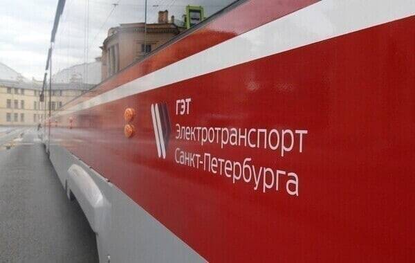 Петербуржцам советует носить с собой банковскую карту для оплаты проезда в общественном транспорте