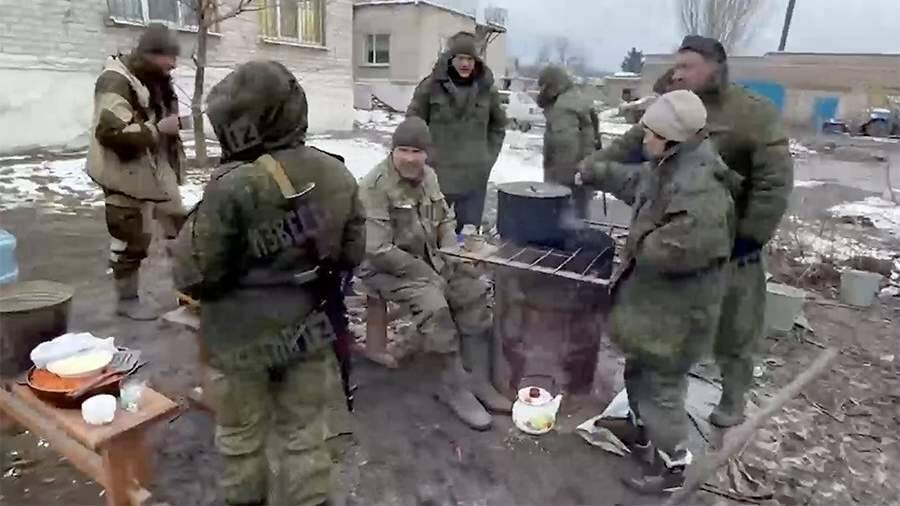 Корреспондент «Известий» показал быт солдат в Донбассе