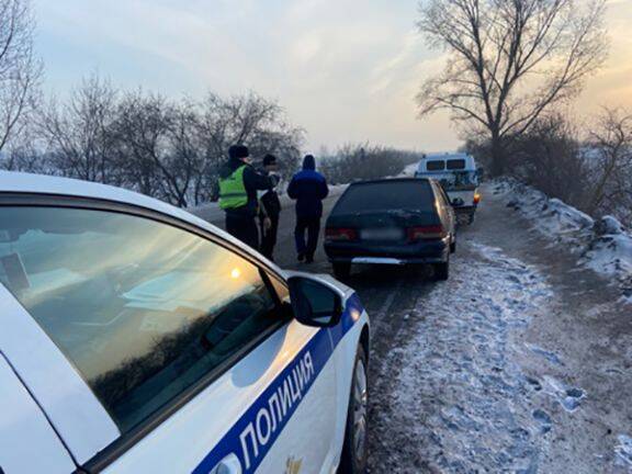 В Кузбассе водитель без прав и на машине с подложными номерами попался полиции