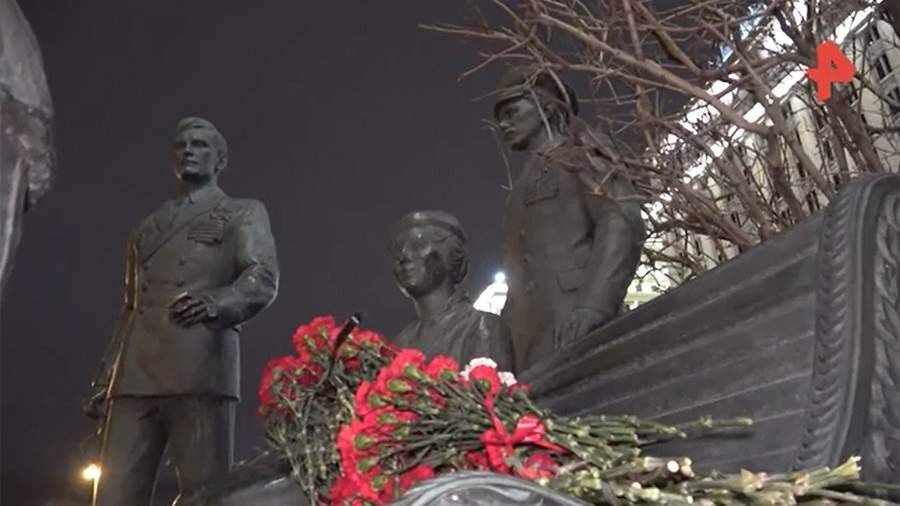 Москвичи возложили цветы в память о погибших в ходе спецоперации на Украине