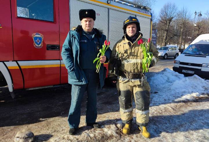 На Красной площади Выборга пожарные дарили женщинам цветы