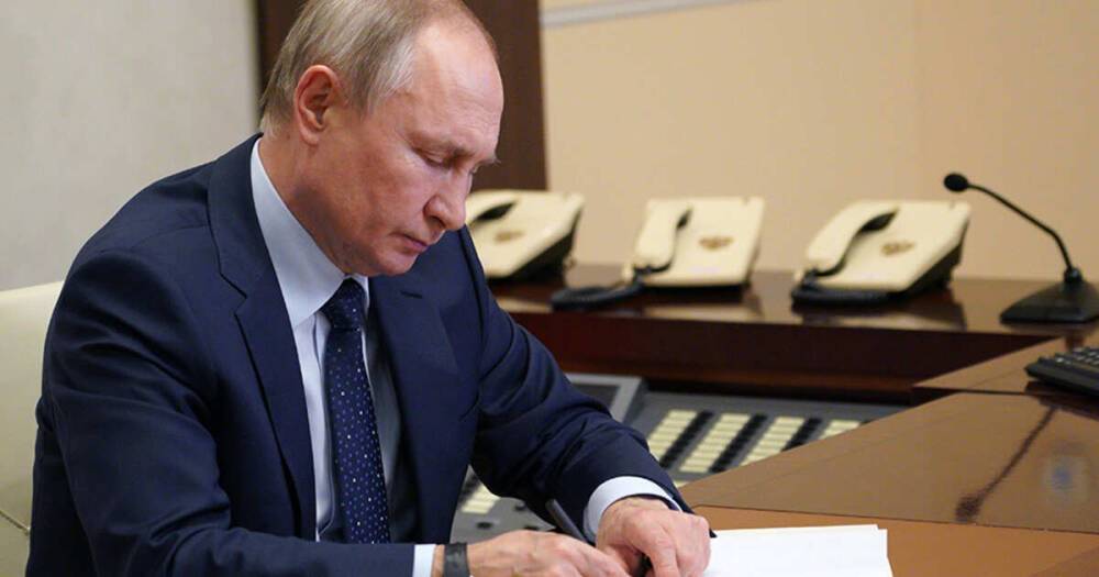 Песков объяснил, почему не показывают телефонные переговоры Путина