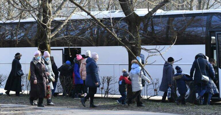 В Новосибирскую область прибыли 14 беженцев из ДНР и ЛНР