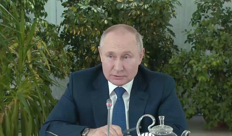 Путин заявил об отсутствии планов по введению военного положения в России