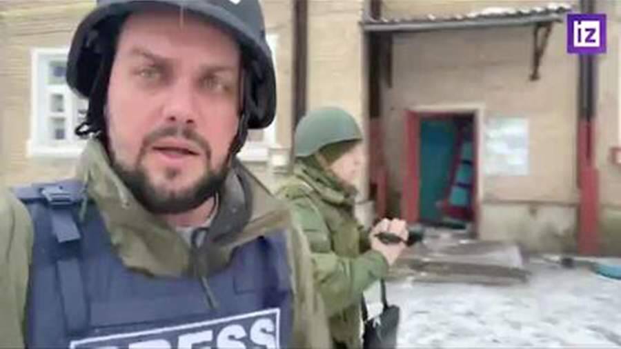 Съемочная группа «Известий» попала под обстрел в городе Первомайский