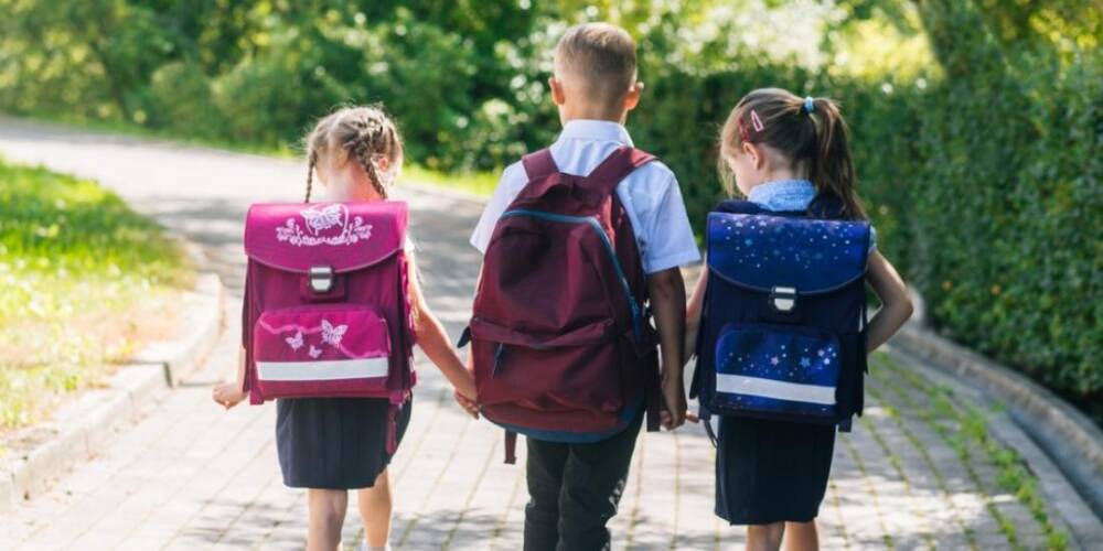 Более 1000 школьных рюкзаков подарили детям из Донбасса члены клуба "Эльбрус"