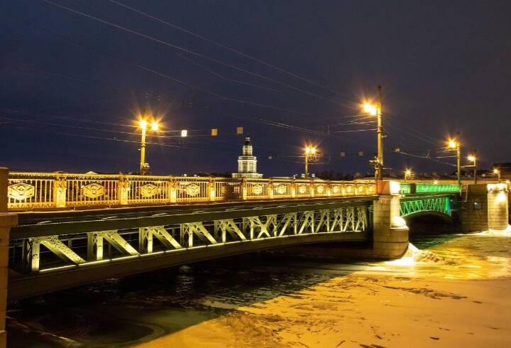 Праздничная подсветка украсит Дворцовый мост в честь 8 Марта