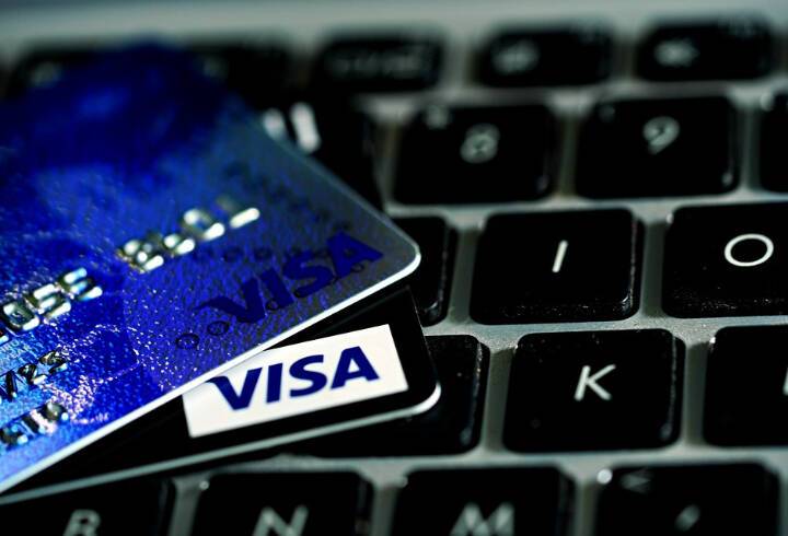 Visa и MasterCard приостановили деятельность в России