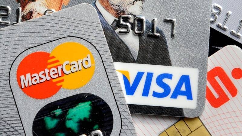 Visa и Mastercard приостановят работу с российскими банками