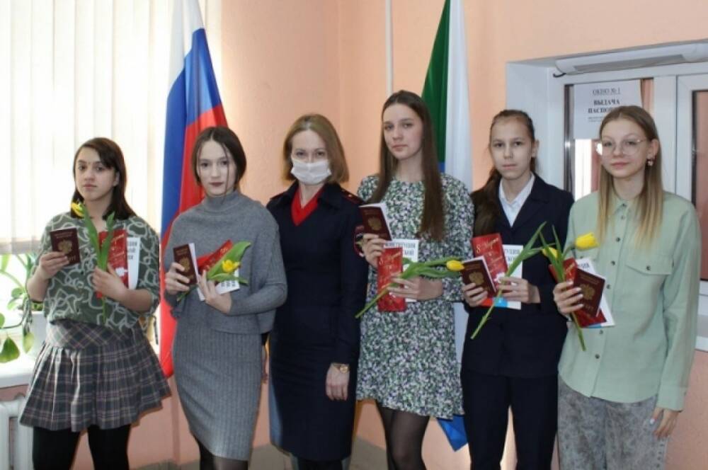В Комсомольске накануне 8 марта девушкам торжественно вручили паспорта