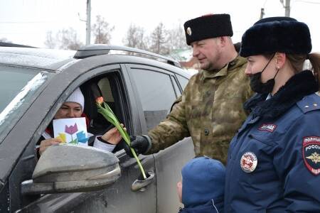 В Кунгуре сотрудники Госавтоинспекции провели праздничную акцию и поздравили женщин-водителей с предстоящим праздником