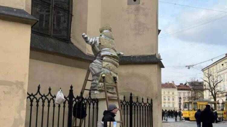 Во Львове статуи обматывают поролоном: готовятся к возможной атаке на город
