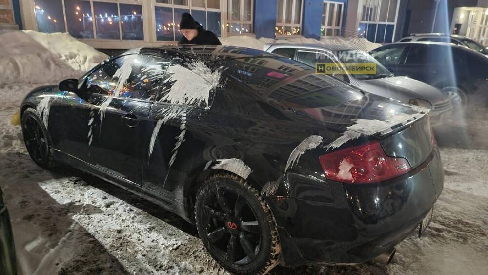 Автомобиль за 2 миллиона рублей облили кислотой в Новосибирске