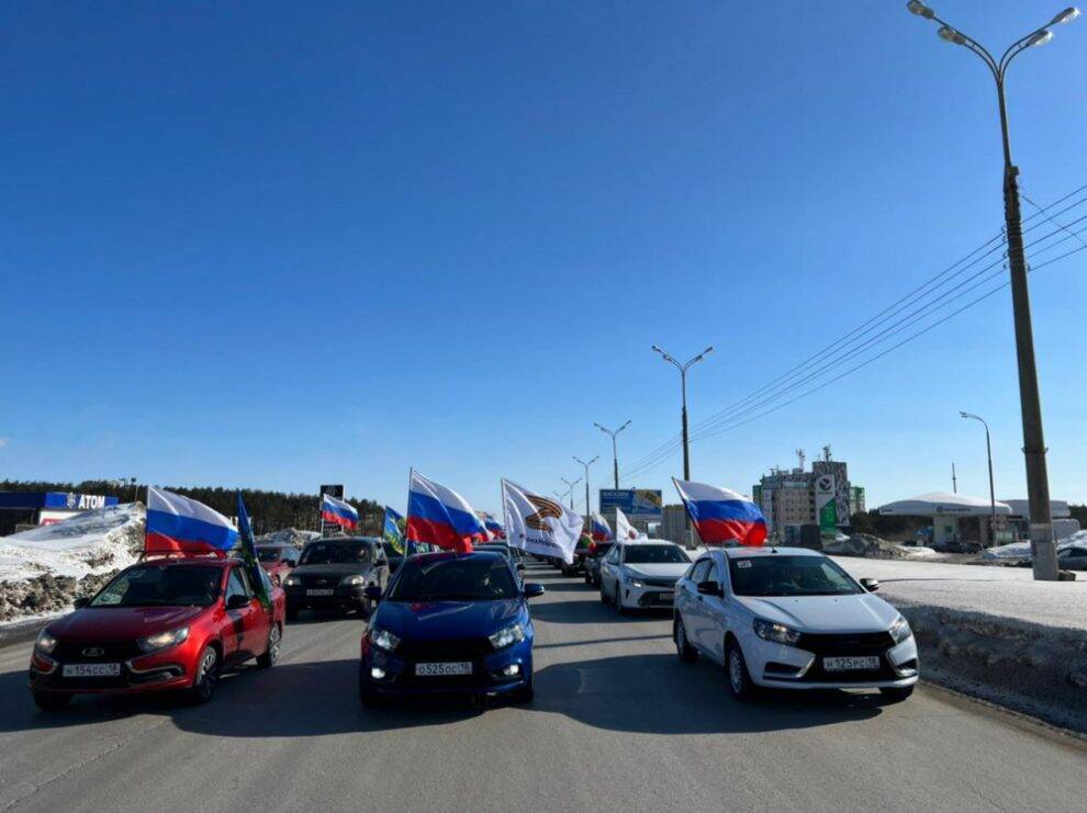 Удмуртские автомобилисты в Ижевске провели автопробег в поддержку решений президента России