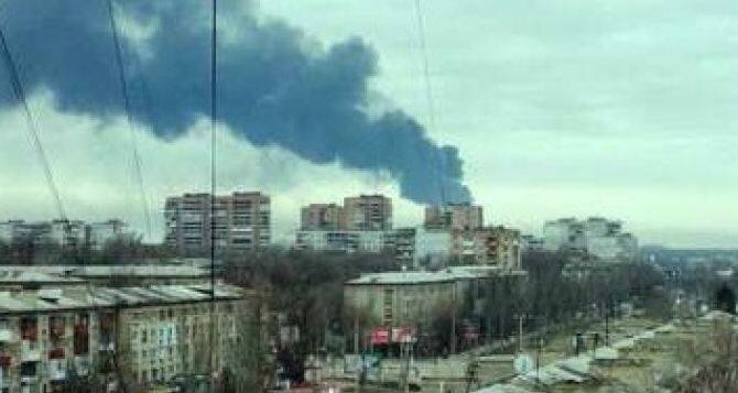 В Луганске горит нефтебаза после обстрела ракетой. ФОТО