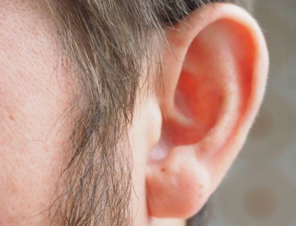 Медик перечислила три симптома начинающейся потери слуха