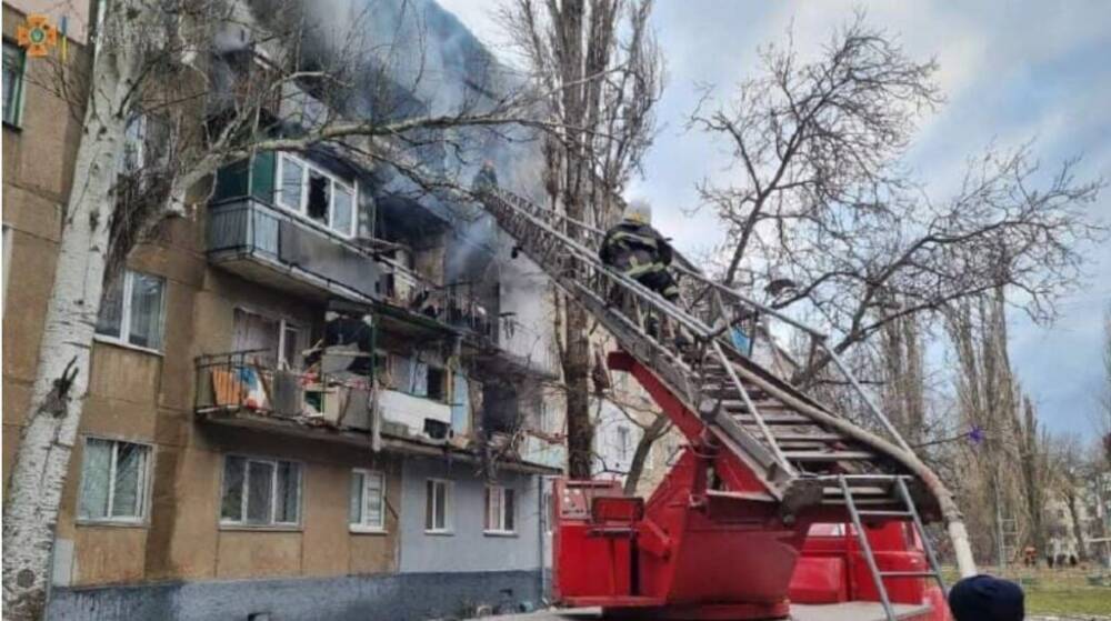 Николаев проснулся от обстрелов из "Смерчей": горят жилые дома