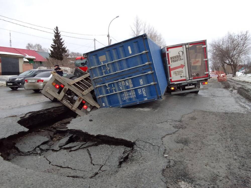 Провалившийся контейнеровоз вытаскивают из-под асфальта в Новосибирске: прямая трансляция с места происшествия