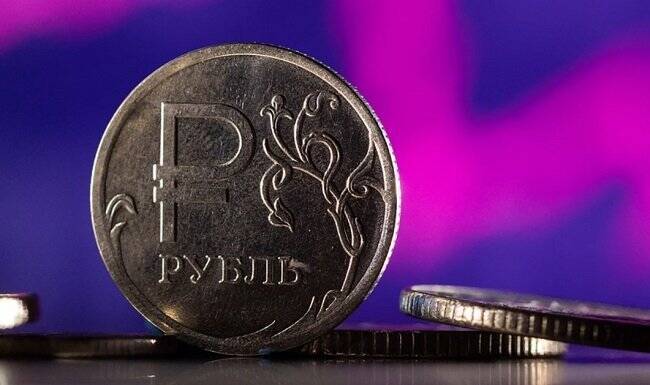 Рубль продолжает стремительное падение: валюта окупантов обвалилась еще на 10%
