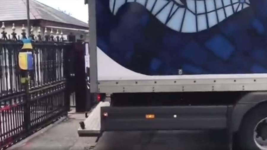 В Дублине задержали протаранившего ворота посольства РФ водителя
